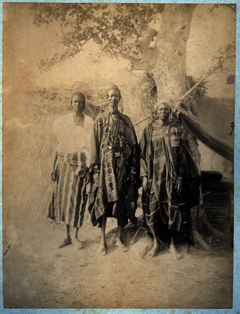 Drei senegalesische Männer in traditioneller Tracht von African