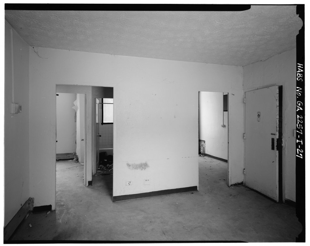 Typische 2-Zimmer-Wohnung mit Eingang in den Salon, Flur mit Badezimmer und Schlafzimmern (links), Eingang zur Küche (rechts) - Techwood Homes, Gebäude Nr. 6, 465 Techwood Drive & 119-125 Hunnicutt Street, Atlanta, Fulton County, GA von American Photographer