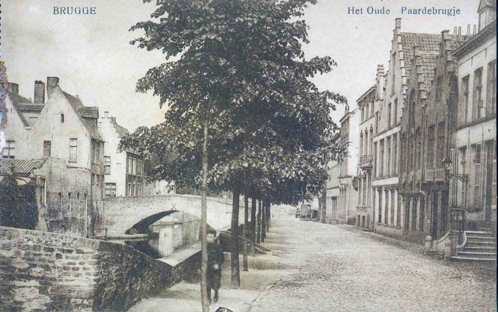 Postkarte mit einem Kanal und alter Brücke in Brügge, ca. 1912 von Belgian Photographer