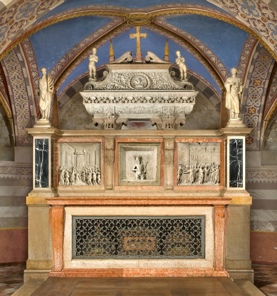 Krypta, Hochaltar mit der Arche der Heiligen Marcellino und Peter Exorzist, Ausgeführt von Benedetto Briosco 1506-08, Rekonstruiert von Matteo Galletti 1609 von Benedetto Briosco