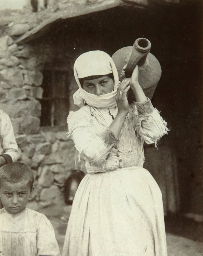 Armenisches Landmädchen, Jerewan (s/w Foto) von Dmitri Ivanovich Yermakov