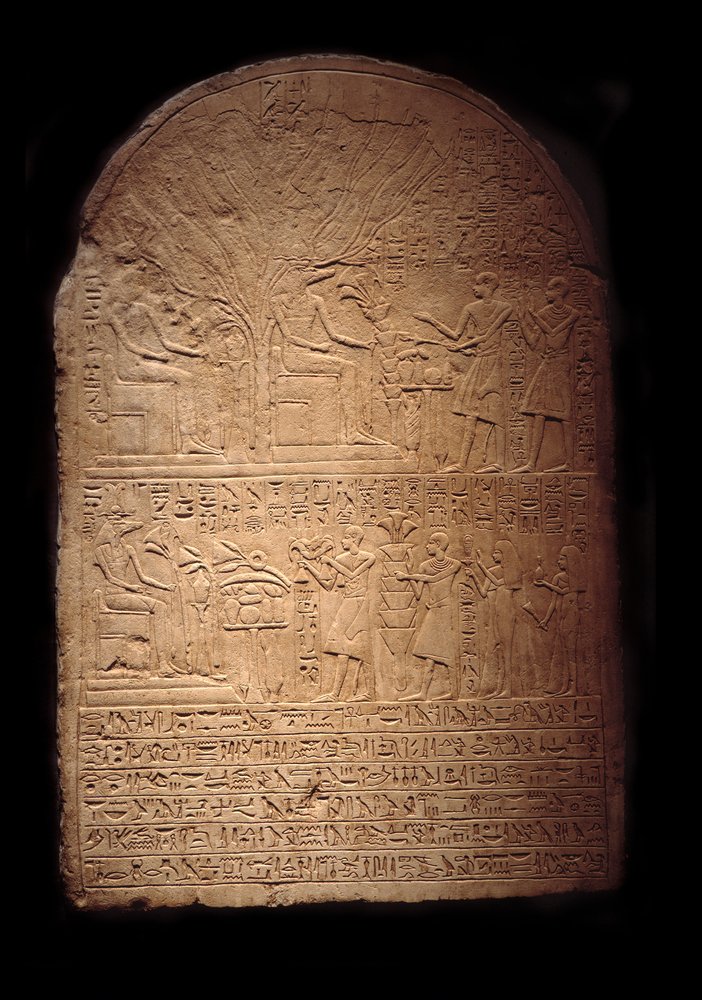 Ägyptische Antike: Kalksteinstele mit der Darstellung von Pia, die den Krokodilgott Sobek anbetet, gefolgt von ihrem Sohn Iy-Hebnef, der dem Gott Opfergaben darbringt. Aus dem Sobek-Tempel in Dahamsha von Egyptian Egyptian