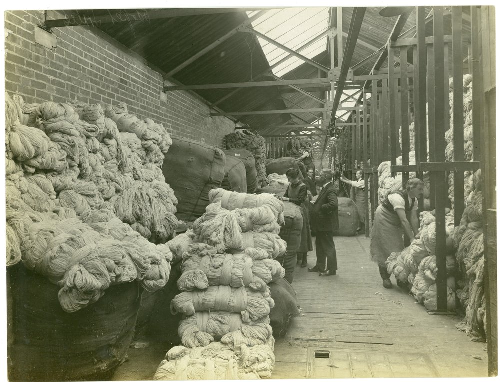 Garnlager, Teppichfabrik, 1923 von English Photographer