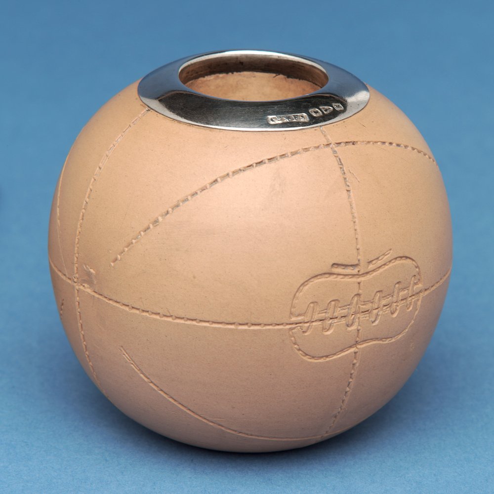 Streichholzhalter in Form eines Fußballs, Doulton & Co., Lambeth (Keramik) von English School