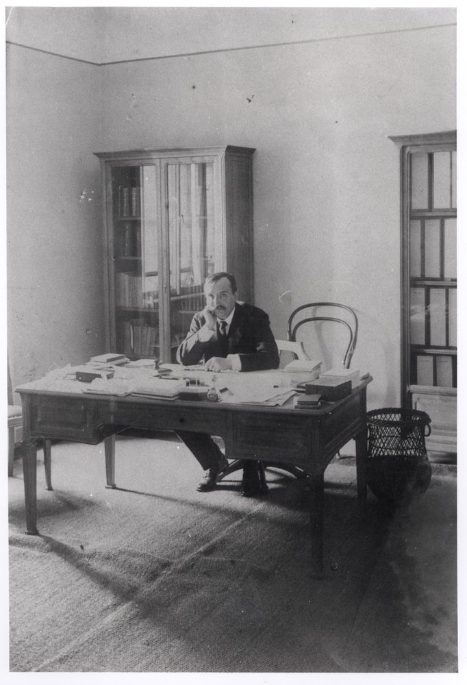Paul Claudel (1868-1955) in seinem Büro in Prag von French Photographer