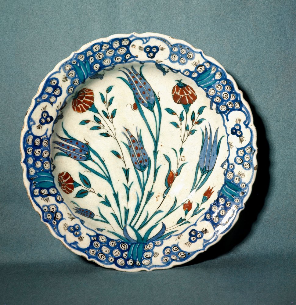 Islamische Kunst: dekorierter Keramikteller aus Iznik (heutiges Nicaea) in der Türkei. 16. Jahrhundert. Sèvres, Nationalmuseum für Keramik von Islamic School