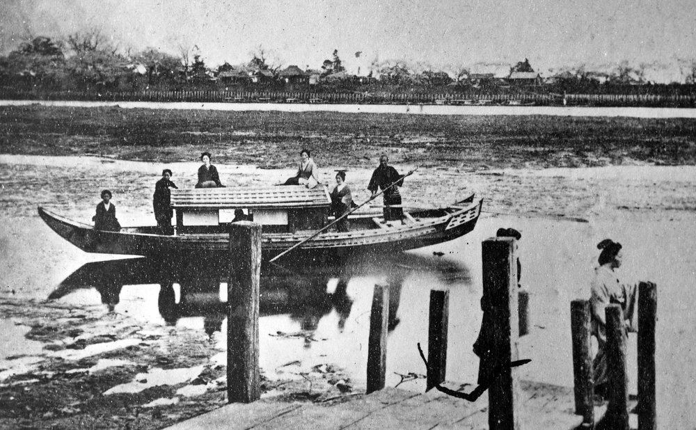 Geisha-Mädchen an Bord eines Bootes auf dem Sumida-Fluss Edo, um 1860er Jahre von Japanese Photographer