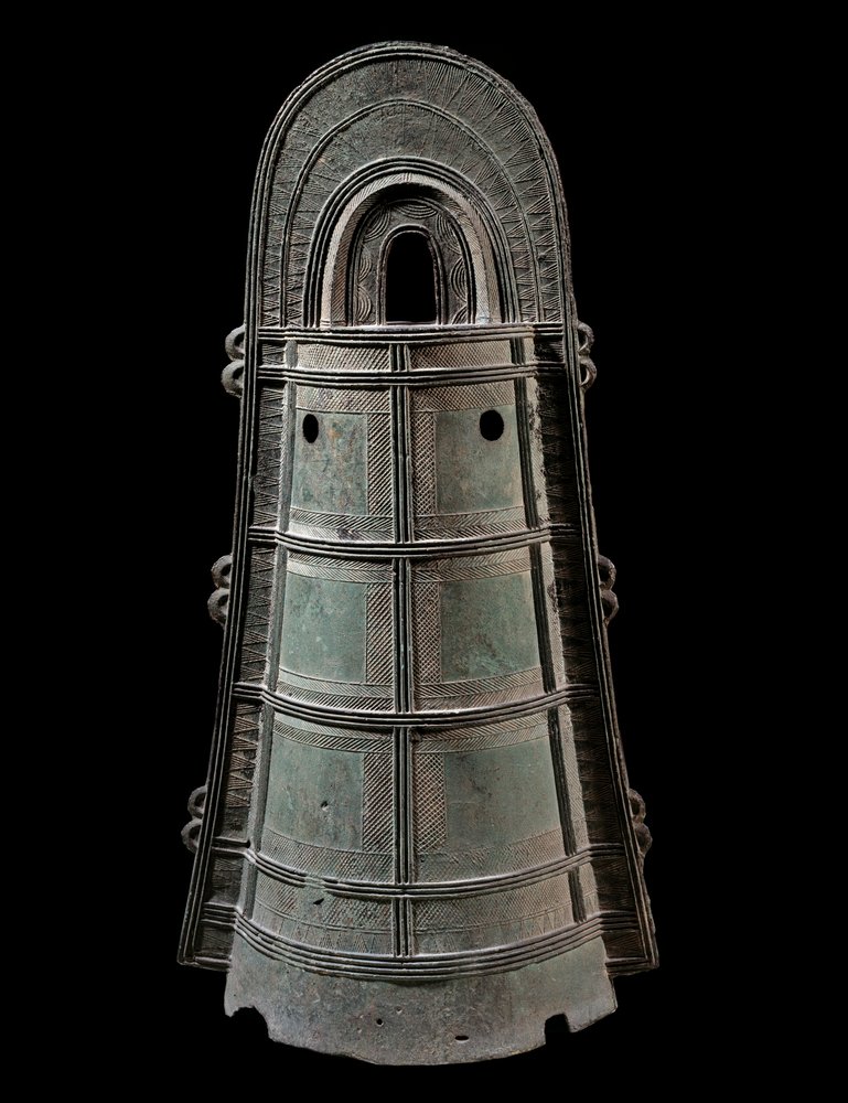 Japanische Kunst: Dotaku (Bronzeglocke). Höhe: 0,8 m. Yayoi-Kultur (300 v. Chr.-300 n. Chr.). Paris, Musée Guimet, Nationalmuseum für asiatische Kunst von Japanese School