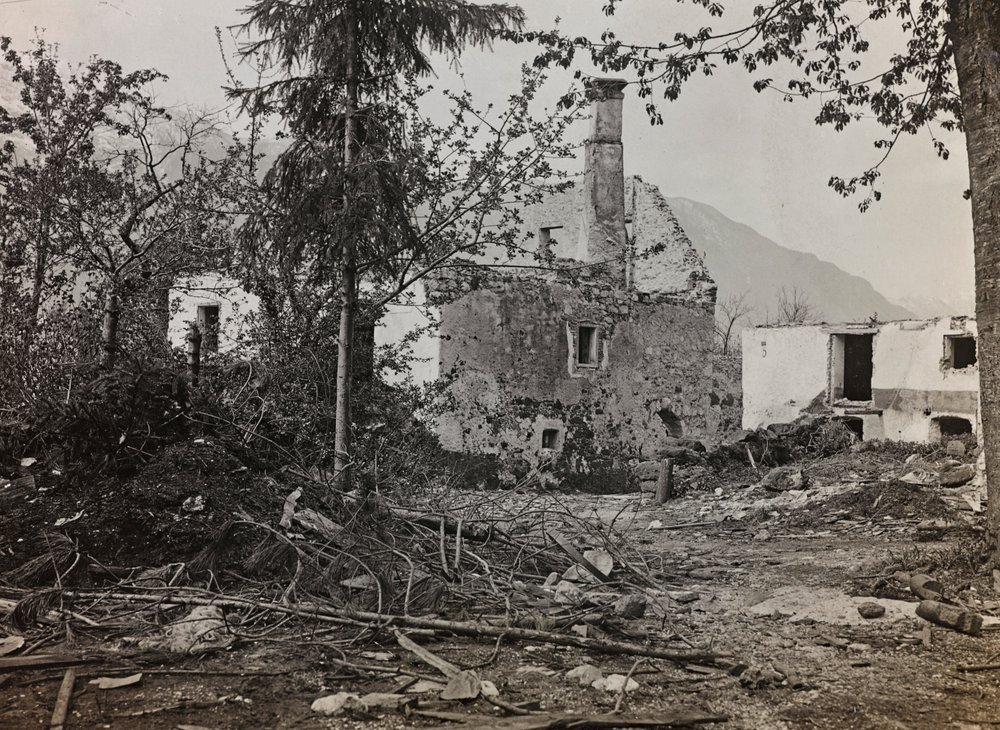 Album "Meine Weltkriegs-Erinnerungen Südwestfront (Kärnten, Italien, Südtirol) 31/03/1915-12/11/1918 - Josef Zohles Wien": Trümmer in Bovec (s/w Foto) von Josef Zohles