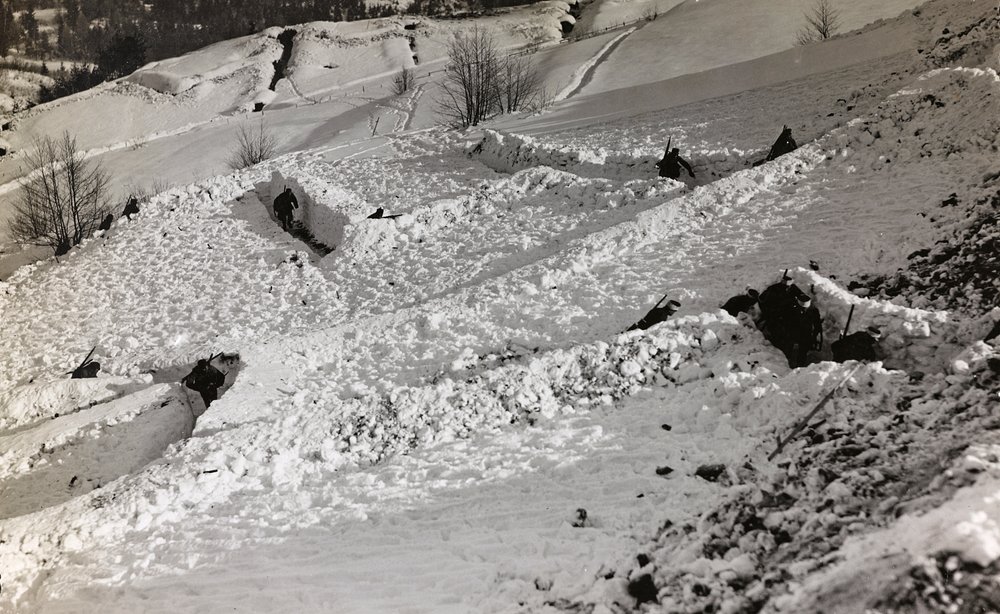 Album "Meine Weltkriegs-Erinnerungen Südwestfront (Kärnten, Italien, Südtirol) 31.03.1915-12.11.1918 - Josef Zohles Wien": Schützengräben im Schnee (s/w Foto) von Josef Zohles