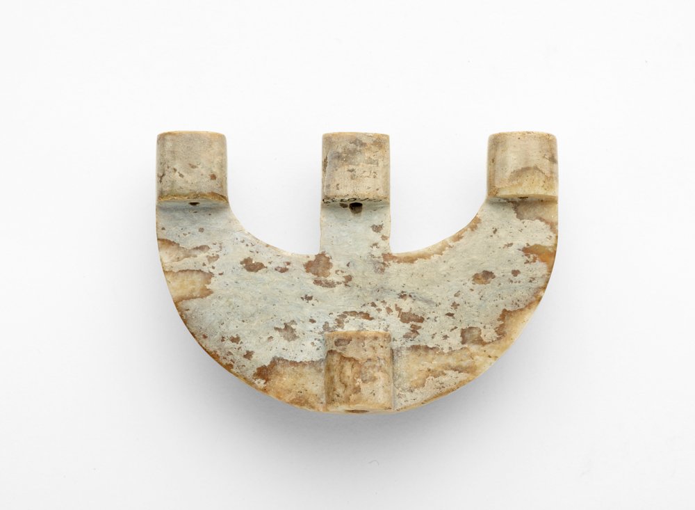 Bogenförmiger Anhänger mit zusätzlicher Dekoration, ca. 3300-2250 v. Chr. von Liangzhu culture