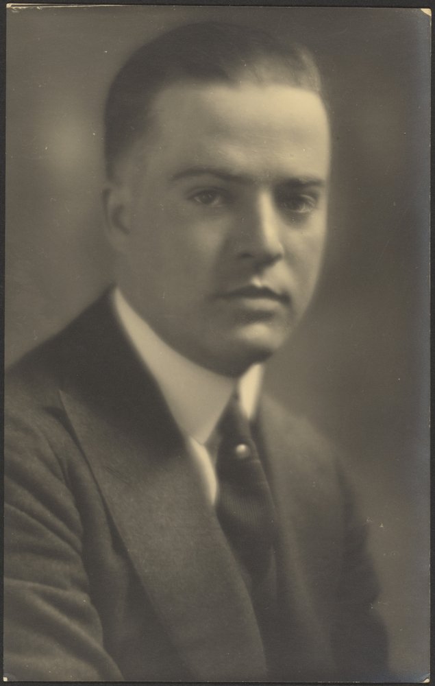 Porträt eines Mannes mit Perlenkrawattennadel von Louis Fleckenstein
