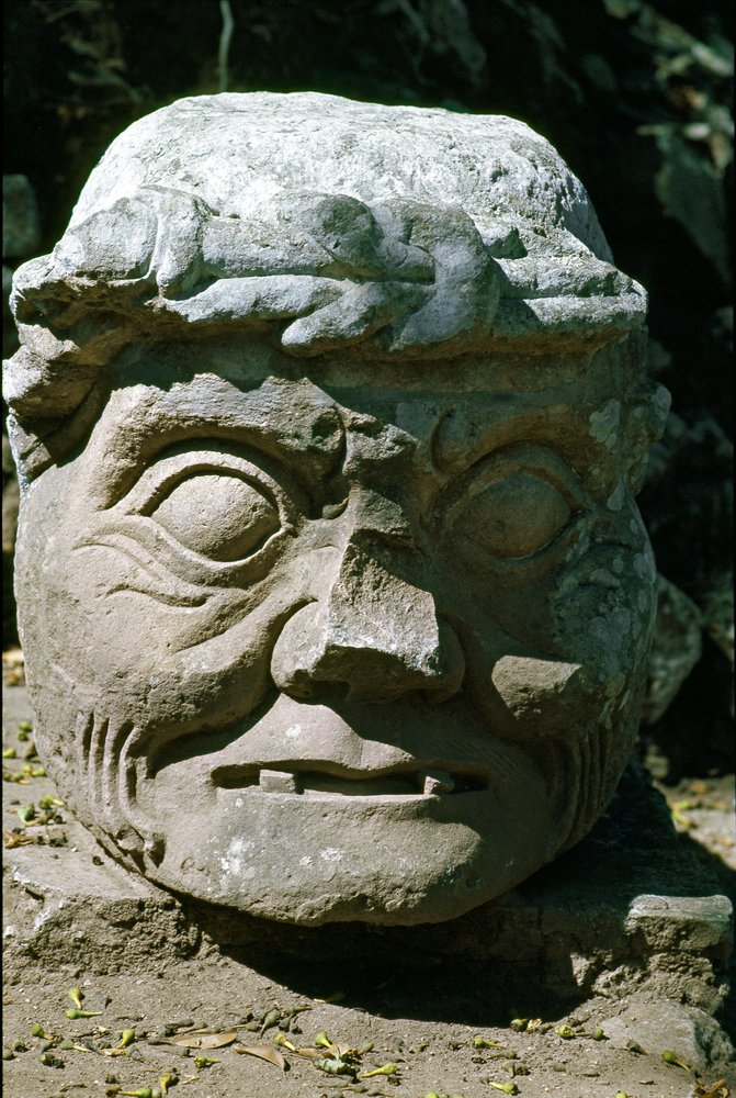 Steinskulptur des Kopfes eines alten Mannes, genannt der Alte von Copán, Tempel 11 von Mayan