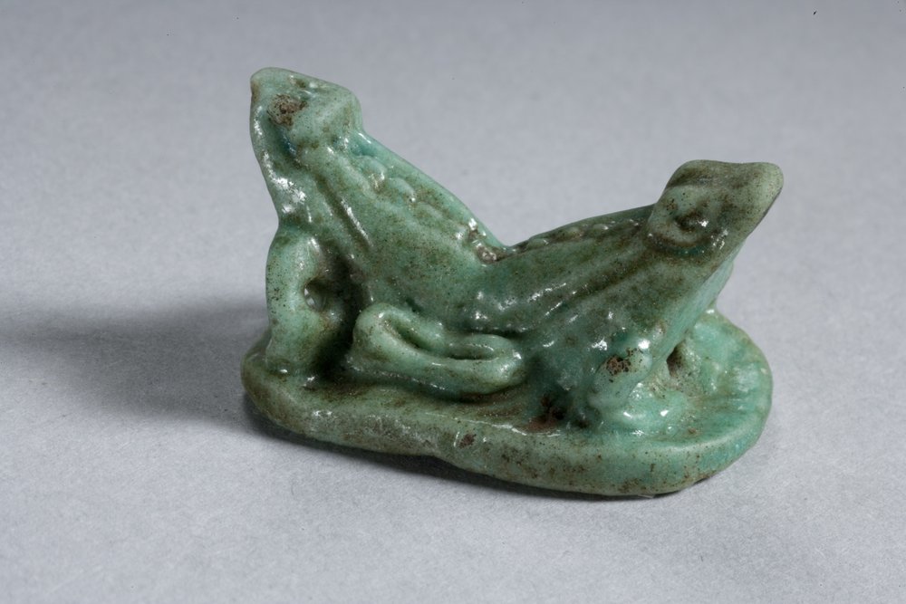 Skaraboid aus zwei miteinander verbundenen Fröschen, 18.-19. Dynastie, 1540-1186 v. Chr. (Fayence) von New Kingdom Egyptian
