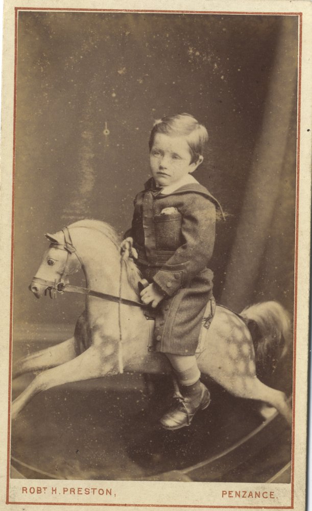 Junge auf einem Schaukelpferd von Robert H. Preston