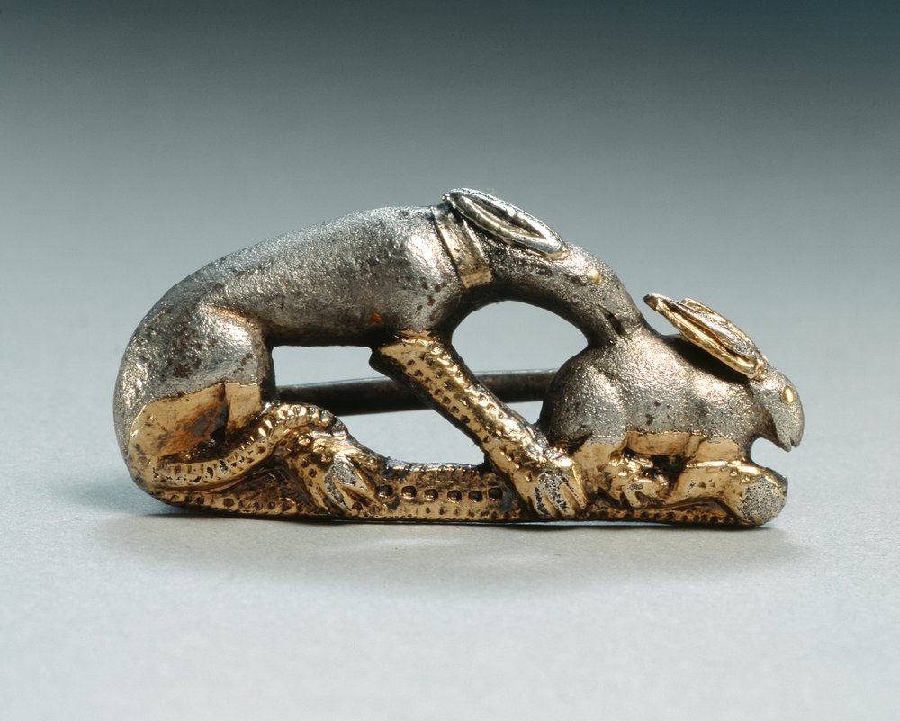 Fibula eines Hundes, der einen Hasen fängt von Roman