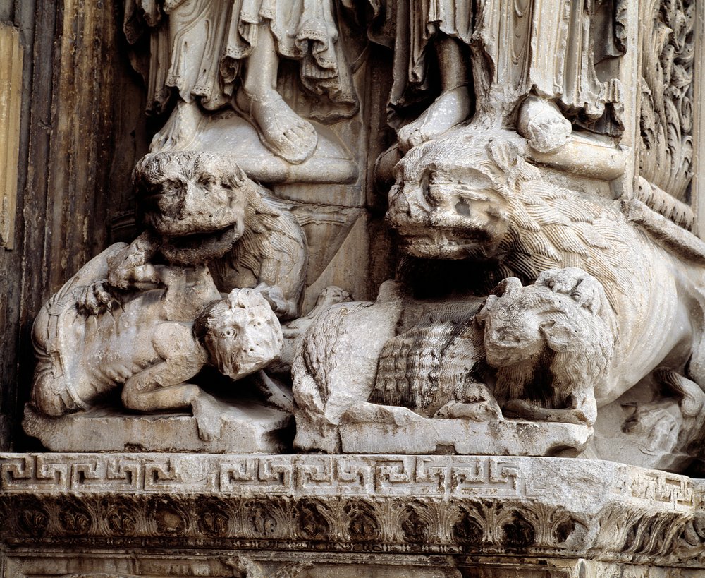 Monster. Geschnitzte Stütze einer Säule von Romanesque