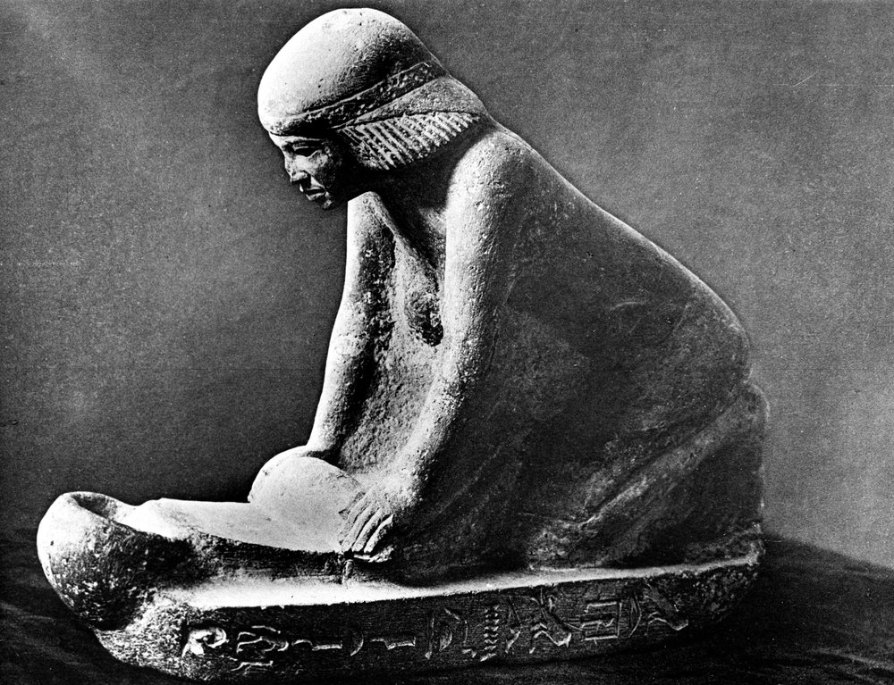 Ägyptische Grabfigur einer Frau, die mit einem Sattelquern Korn mahlt, ca. 2500 v. Chr. von Unbekannt
