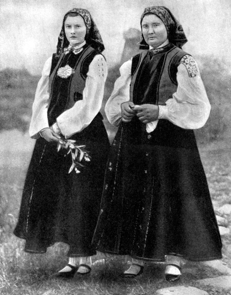 Lettische Frauen in traditioneller Tracht, 1936 von Unbekannt