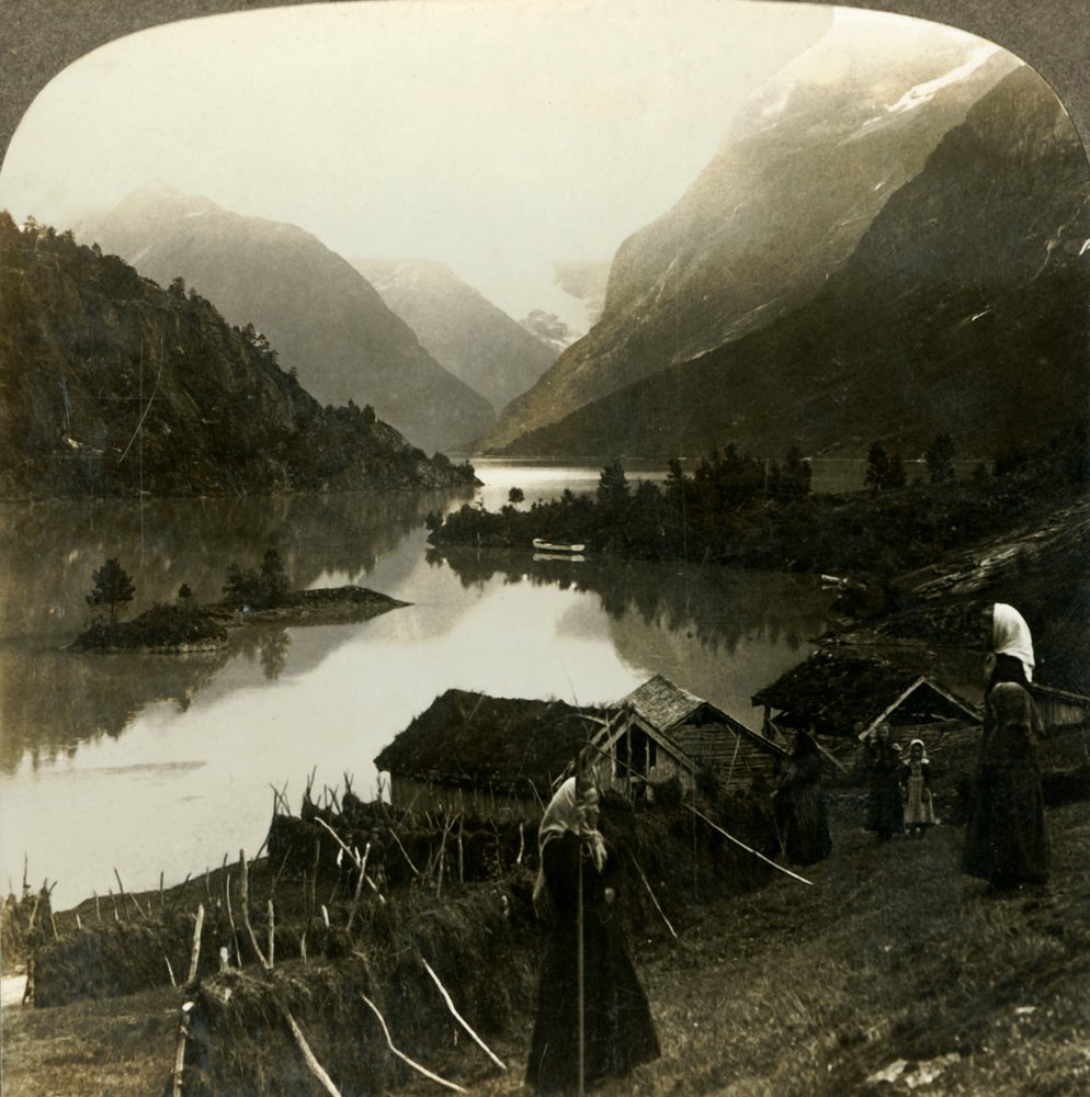 Von Bergen umgebener Loen-See - unvergleichlich in Schönheit und Erhabenheit - vom Seten-Hof, Norwegen, ca. 1905 von Unbekannt