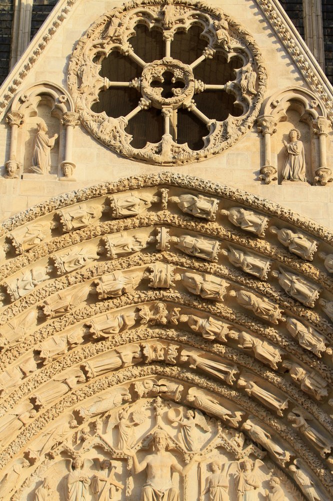 Rosettenfenster. Tympanon des westlichen Zentralportals. Stephansdom von Unbekannt