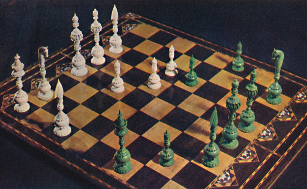 Elfenbeinerne Schachfiguren und Schachbrett aus dem 17. Jahrhundert, 1948 von Unbekannt