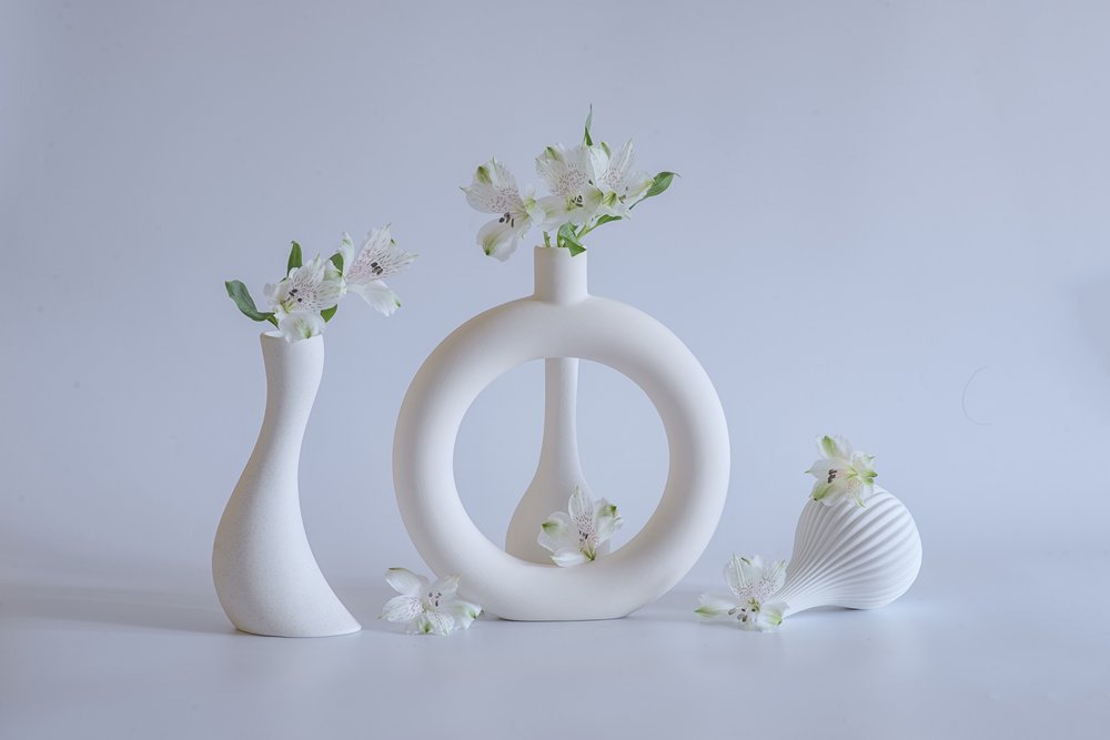 Elegante Weiße Blumenvasen von Alice Sheng