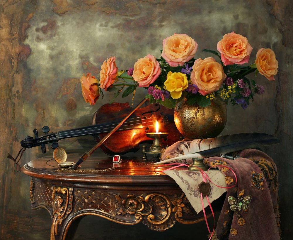 Vintage Violine und Rosen von Andrey Morozov