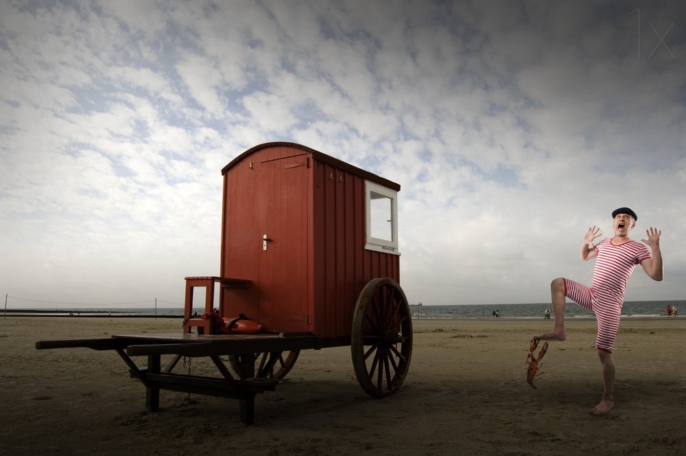 Überraschung am Strand mit Krabbe von Christine von Diepenbroek