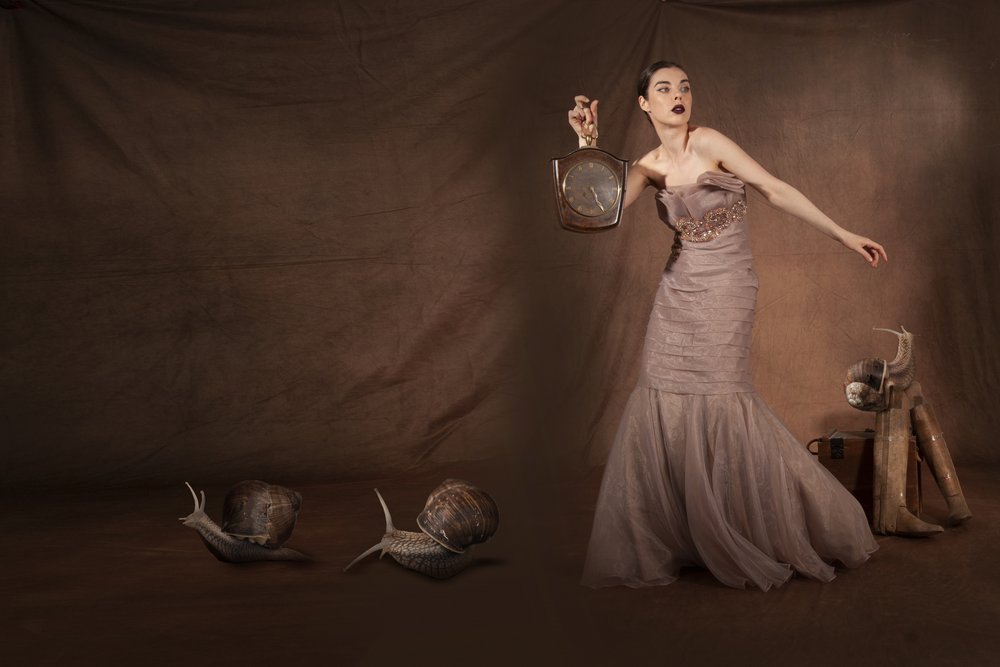 Elegante Frau mit Schnecken von Christine von Diepenbroek