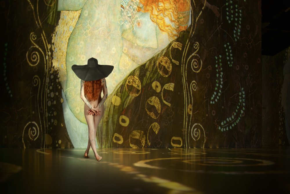 Geheimnisvolle Frau in goldenem Kunstwerk von Christine von Diepenbroek