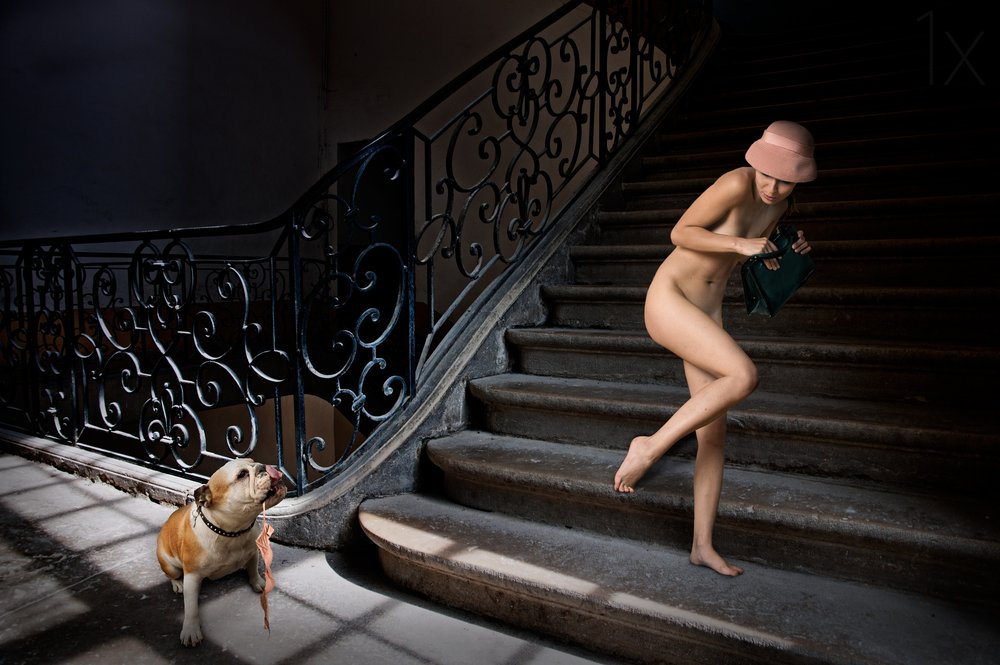 Nackte Frau auf dunkler Treppe von Christine von Diepenbroek