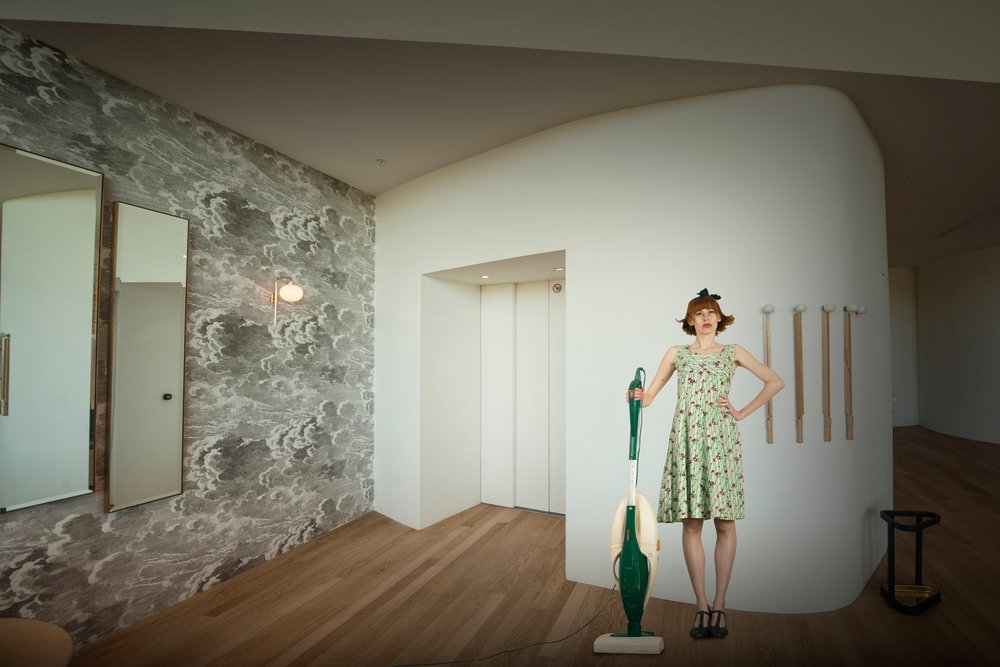 Frau im modernen Interieur von Christine von Diepenbroek
