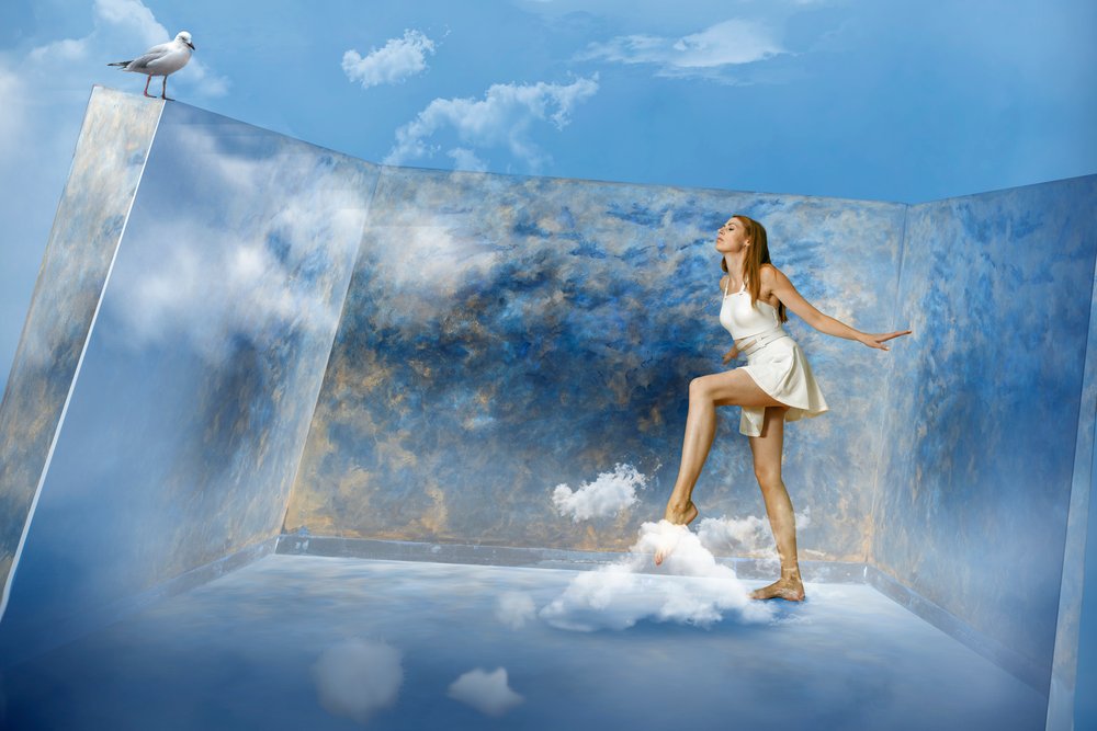 Frau, die auf Wolken tritt von Christine von Diepenbroek