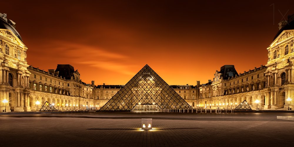 Louvre-Pyramide bei Nacht von Christophe Kiciak