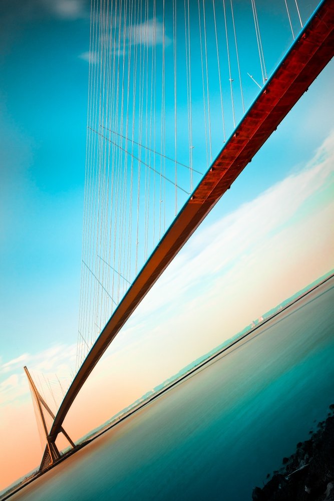 Lebendige moderne Brücke am Himmel von Christophe Kiciak