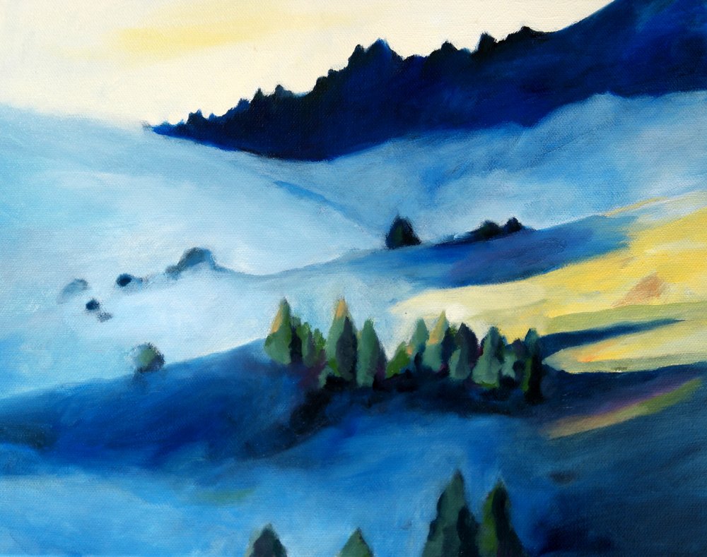 Neblige Blaue Berglandschaft von Claire Whitehead