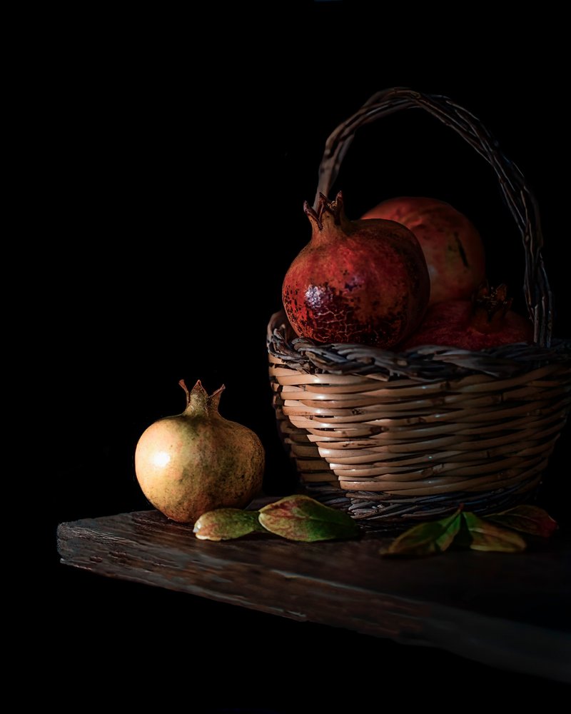 Dunkles Granatapfel-Stillleben von Corrado La Licata