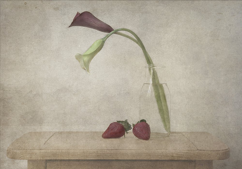 Calla-Lilien und Erdbeeren von Deborah Gugeri