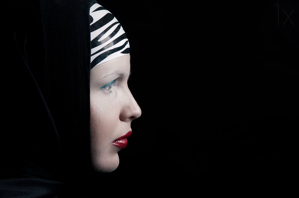 Geheimnisvolles Frauenprofil von Denisa Justusová Šumcová