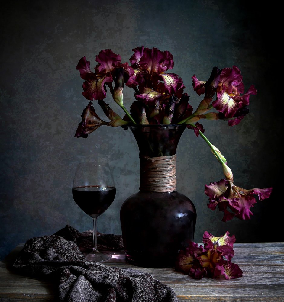 Dunkle Schwertlilien und Wein von Fangping Zhou