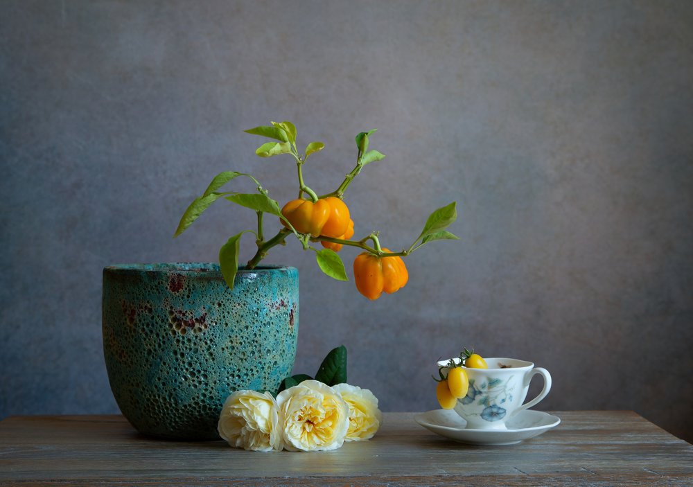 Frische Paprika und Rosen von Fangping Zhou