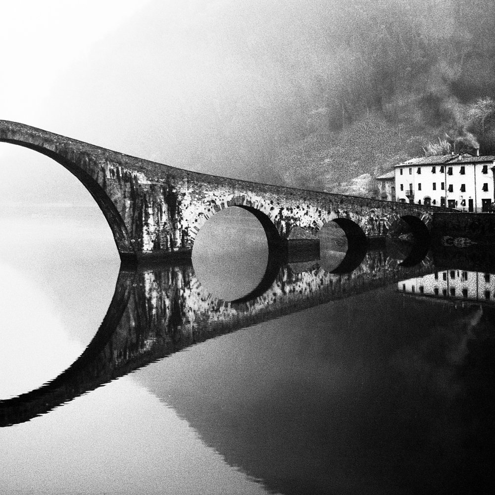 Neblige Steinbrücke von Franco Maffei