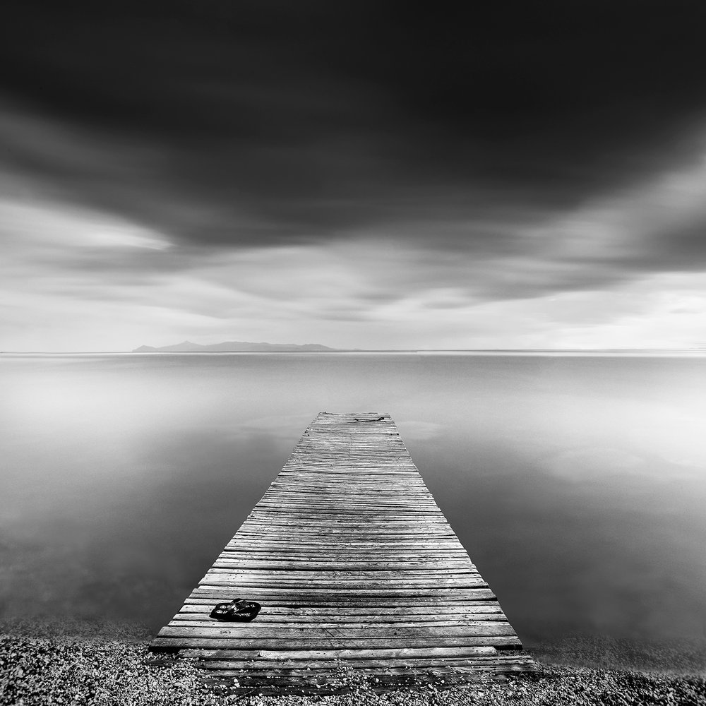 Holzsteg-Gelassenheit von George Digalakis