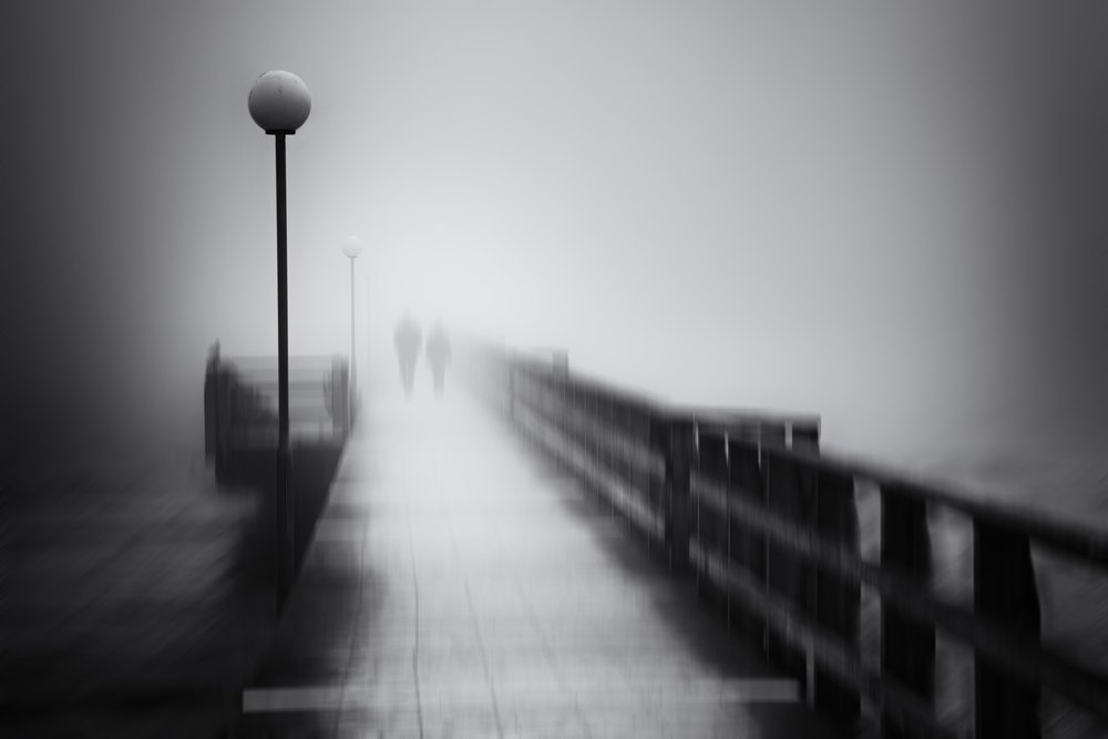 Geheimnisvoller nebliger Pier Spaziergang von Gustav Davidsson