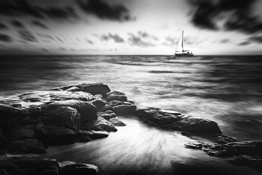 Segelboot über felsiger Küste von Gustav Davidsson