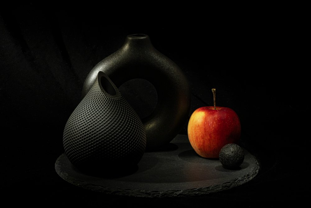 Schwarze Vasen Roter Apfel von Igor Kopcev