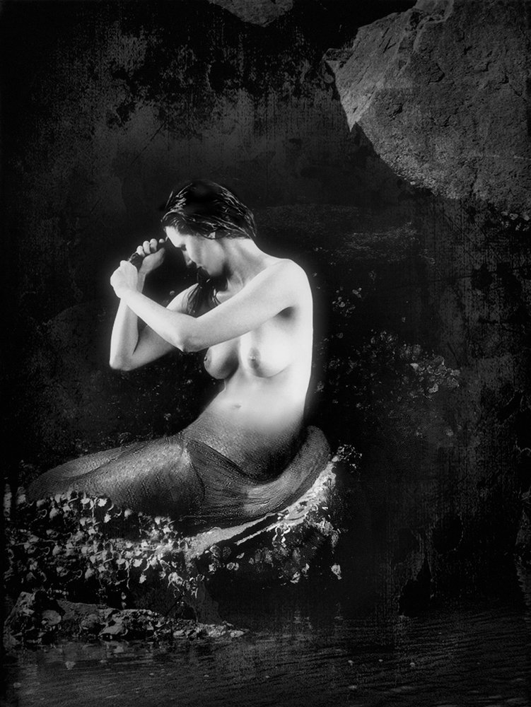 Sirene in der Grotte von Jeffrey Hummel