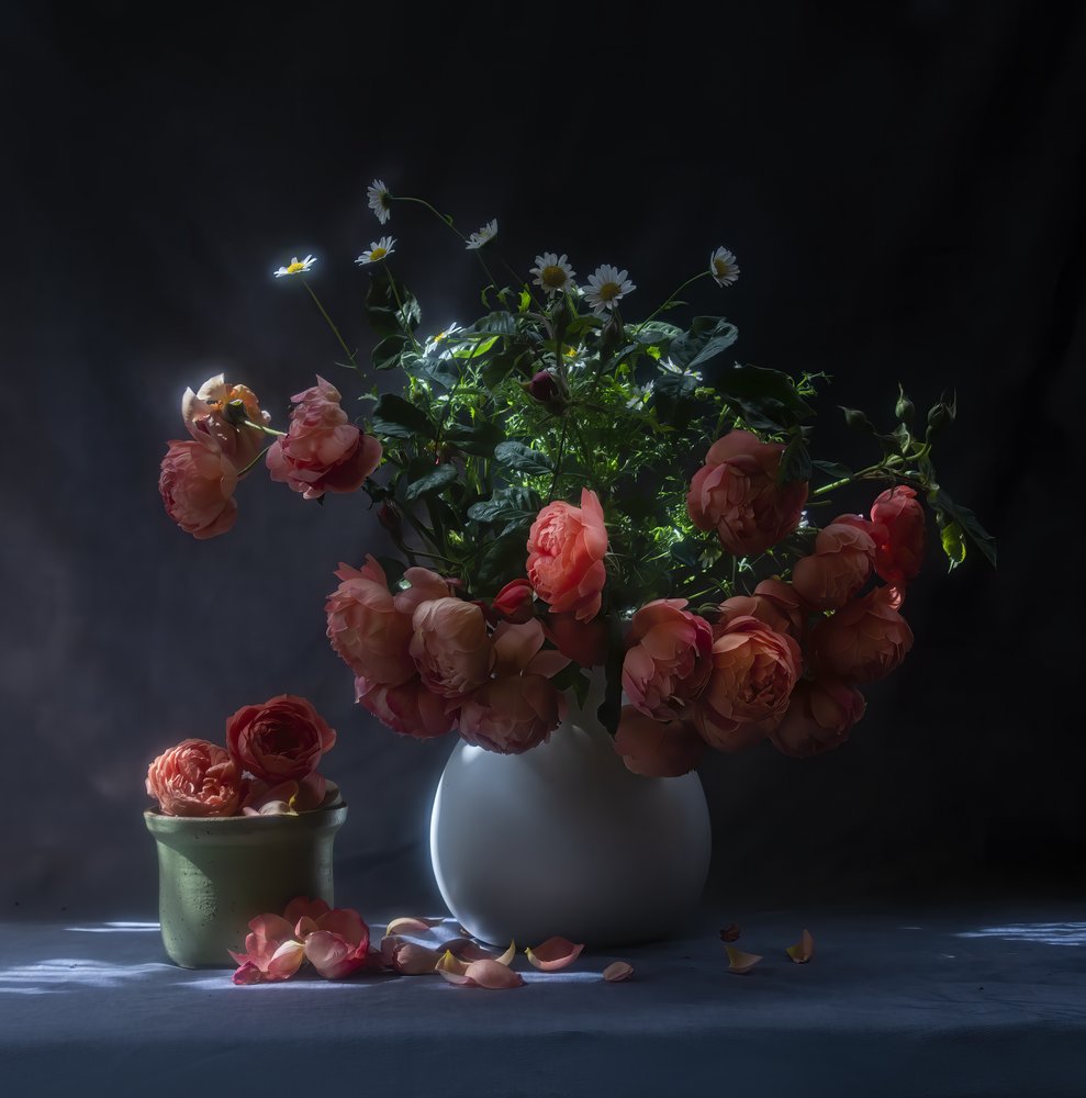 Stimmungsvolle Rosen Stillleben von Judy Tseng