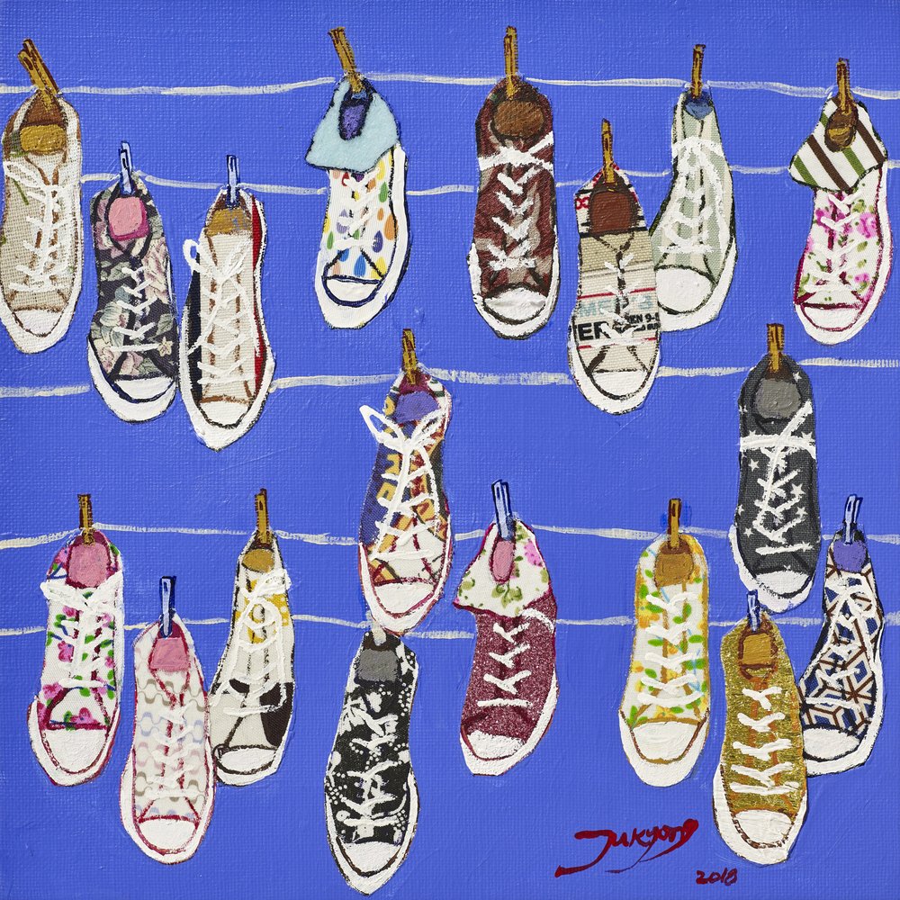 Bunte hängende Turnschuhe von Jukyong Park